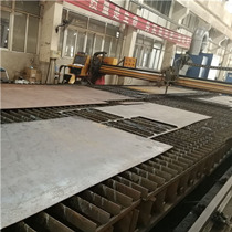 小型挖掘机下料车间